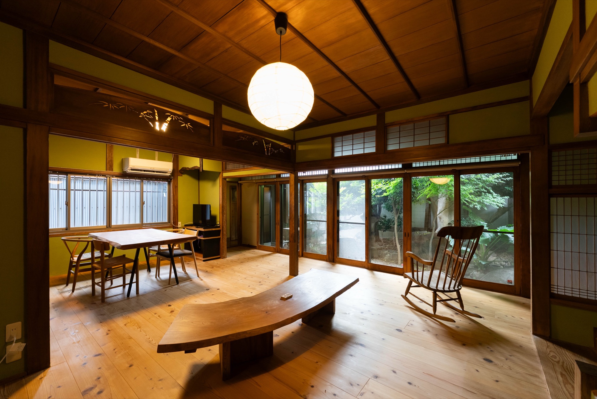 吉野杉の無垢材に包まれたHOME38のリビング